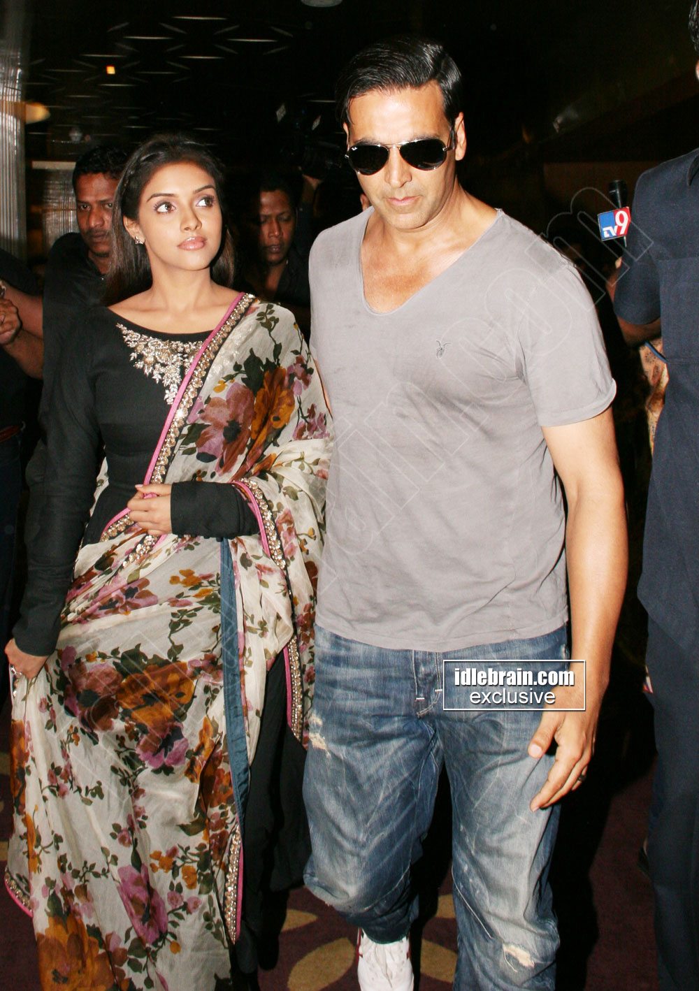 [Image: akshaykumar-asin-khiladi00007.jpg]